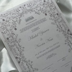 Puede incluir: Un certificado de boda con un dise&ntilde;o de borde floral. Los nombres "Khalid Yaseen & Noorin Nesa" se muestran en una escritura elegante. El documento incluye texto en &aacute;rabe e ingl&eacute;s, con espacios para firmas.