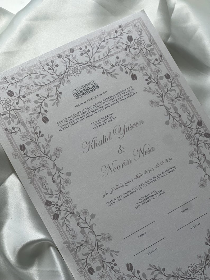 Puede incluir: Un certificado de boda con un dise&ntilde;o de borde floral. Los nombres "Khalid Yaseen & Noorin Nesa" se muestran en una escritura elegante. El documento incluye texto en &aacute;rabe e ingl&eacute;s, con espacios para firmas.