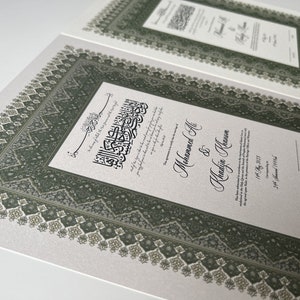 Peut inclure: Une bordure d&eacute;corative verte et blanche entoure une carte blanche avec le texte "The marriage of Muhammad Ali & Khadija Khanoon 14th Aug 2023  Ceremony at 2pm  29th Ramadan 1444H" en &eacute;criture cursive noire.