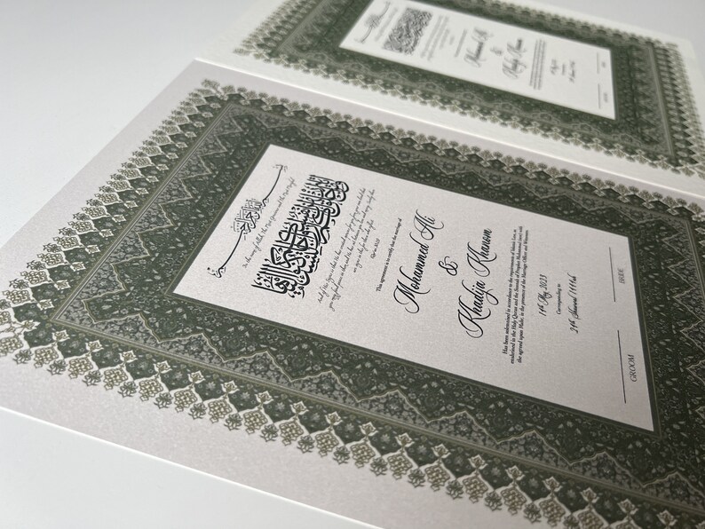 Peut inclure: Une bordure d&eacute;corative verte et blanche entoure une carte blanche avec le texte "The marriage of Muhammad Ali & Khadija Khanoon 14th Aug 2023  Ceremony at 2pm  29th Ramadan 1444H" en &eacute;criture cursive noire.