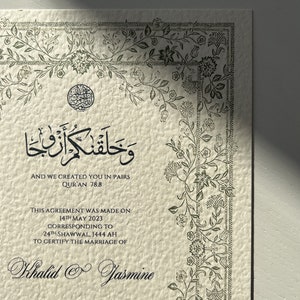 Op de afbeelding: Een wit huwelijkscertificaat met een decoratieve rand van groene bloemmotieven. Bovenaan staat de tekst "En wij hebben jullie in paren geschapen, Koran 78:8" gedrukt. Het certificaat vermeldt dat de overeenkomst op 14 mei 2023 is gesloten, overeenkomend met 24 Shawwal, 1444 AH, om het huwelijk van Khalid en Jasmine te bevestigen.