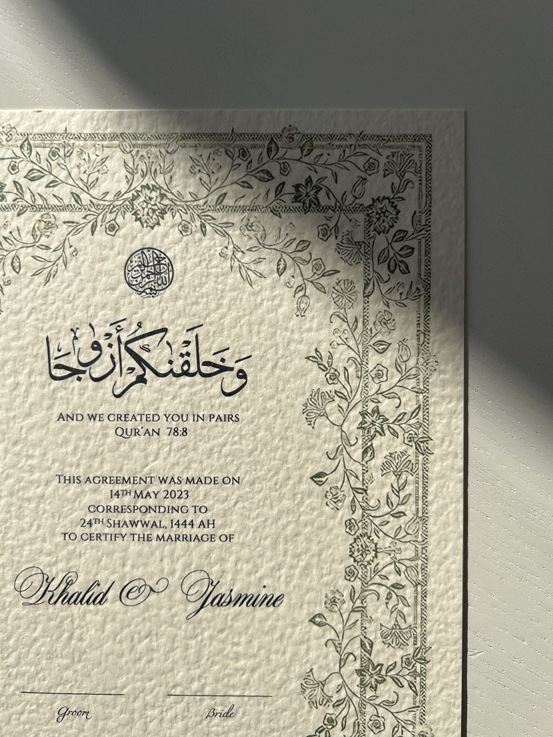 Op de afbeelding: Een wit huwelijkscertificaat met een decoratieve rand van groene bloemmotieven. Bovenaan staat de tekst "En wij hebben jullie in paren geschapen, Koran 78:8" gedrukt. Het certificaat vermeldt dat de overeenkomst op 14 mei 2023 is gesloten, overeenkomend met 24 Shawwal, 1444 AH, om het huwelijk van Khalid en Jasmine te bevestigen.