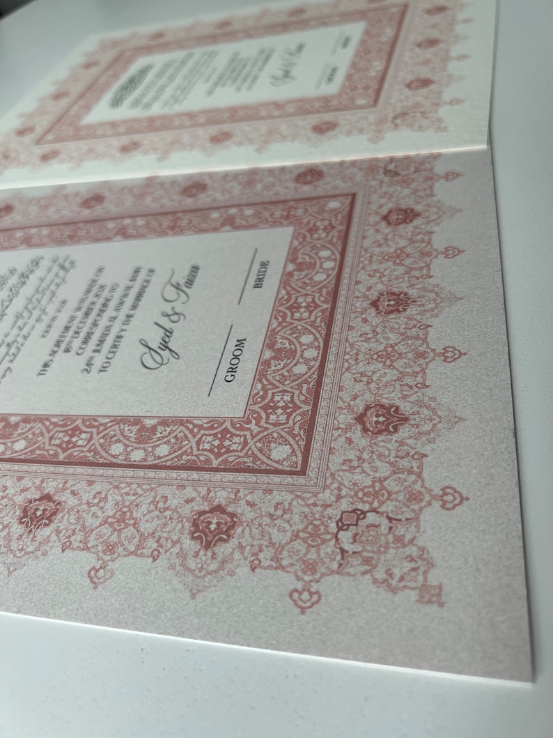 Pode incluir: Um convite de casamento com um design de borda intrincado, ornamentado, de cor marrom-avermelhada. O texto diz "This Agreement...24 Amada Al...Corresponding to...To Certify the Marriage of...Ayed & Fasz...Groom...Bride".