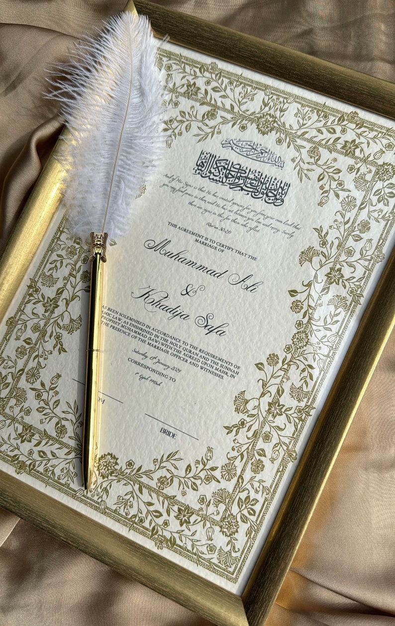 K&ouml;nnte beinhalten: Eine gerahmte islamische Heiratsurkunde mit goldenen Filigrandetails. Die Urkunde lautet "Diese Vereinbarung bescheinigt, dass die Ehe von Muhammad Ali & Khadija Safa" und enth&auml;lt das Datum "Samstag, 1. Januar 2023".