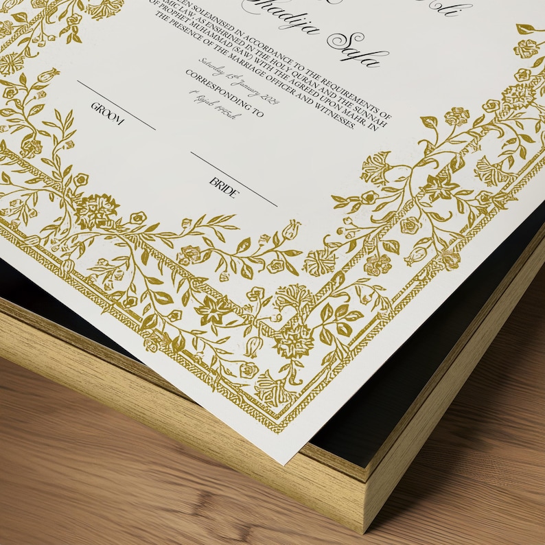 Może przedstawiać: Biały akt ślubu z złotymi kwiatowymi obramowaniami i tekstem "Solemnized in accordance to the requirements of Islamic Law, as enshrined in the Holy Quran and the Sunnah of Prophet Muhammad (SAW) with the agreed upon mahr, in the presence of the Marriage Officer and Witnesses. Saturday 18 January 2024. Corresponding to 7  Jumada al-Ula 1445."