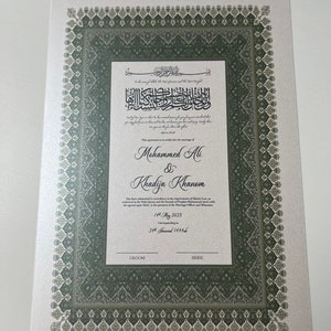 Peut inclure: Un certificat de mariage islamique traditionnel avec une bordure verte orn&eacute;e. Le texte indique "Cet accord certifie que le mariage de Mohammed Ali et Khadija Khanom a &eacute;t&eacute; c&eacute;l&eacute;br&eacute; conform&eacute;ment aux exigences de la loi islamique, tel que constat&eacute; par l'officier de mariage et les t&eacute;moins, en pr&eacute;sence du m&acirc;le convenu, en pr&eacute;sence de l'officier de mariage et des t&eacute;moins. 14 mai 2023 Correspondant au 24 Shawwal 1444ch."