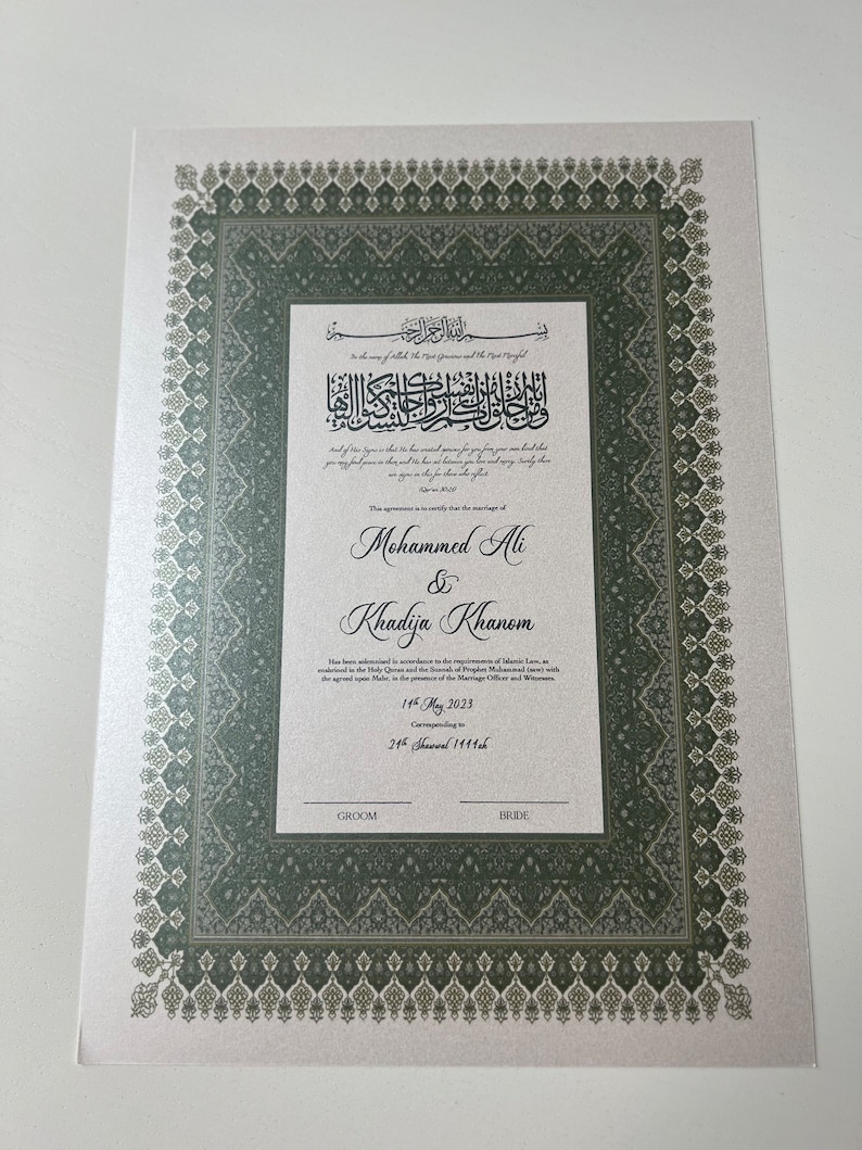 Peut inclure: Un certificat de mariage islamique traditionnel avec une bordure verte orn&eacute;e. Le texte indique "Cet accord certifie que le mariage de Mohammed Ali et Khadija Khanom a &eacute;t&eacute; c&eacute;l&eacute;br&eacute; conform&eacute;ment aux exigences de la loi islamique, tel que constat&eacute; par l'officier de mariage et les t&eacute;moins, en pr&eacute;sence du m&acirc;le convenu, en pr&eacute;sence de l'officier de mariage et des t&eacute;moins. 14 mai 2023 Correspondant au 24 Shawwal 1444ch."