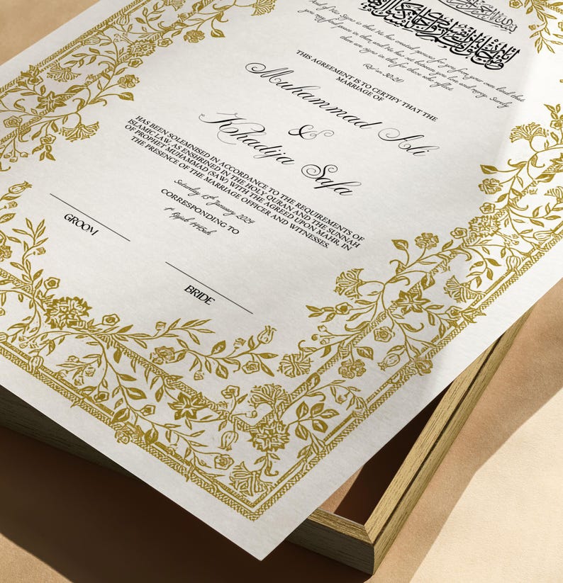 Może przedstawiać: Biały akt ślubny z złotymi kwiatowymi obramowaniami i tekstem "This agreement is to certify that the marriage of Muhammad Ali & Khadija Safa has been solemnised in accordance to the requirements of Islamic law, as enshrined in the Holy Quran and the Sunnah of Prophet Muhammad (SAW) with the agreed upon mahr, in the presence of the marriage officer and witnesses. Saturday 15 January 2024 Corresponding to 1 Jumad Al-Thani 1445".