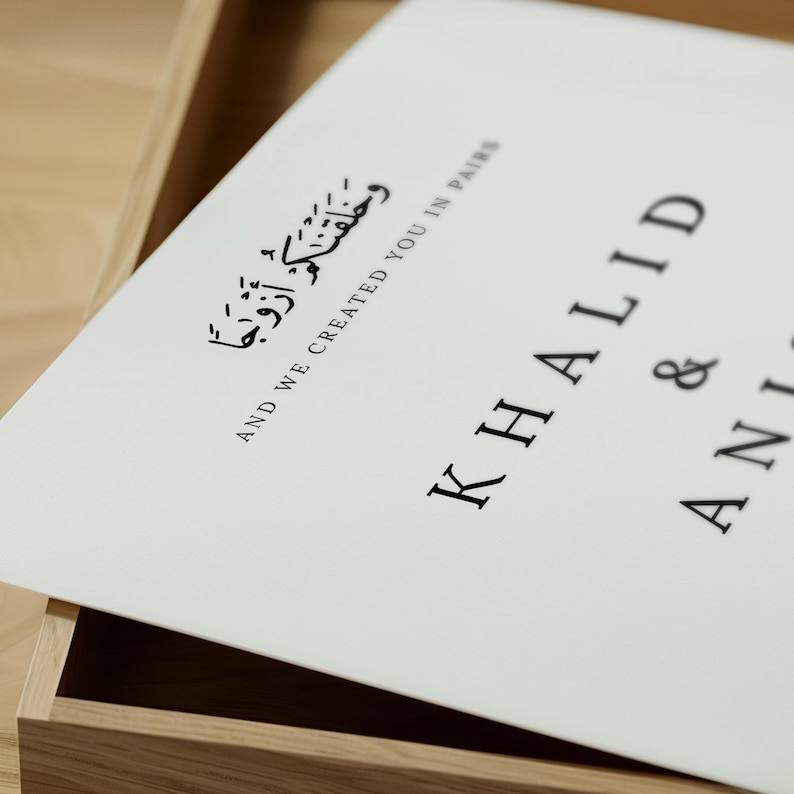 Peut inclure: Une bo&icirc;te en bois blanche avec un couvercle blanc. Le couvercle porte une inscription noire qui dit "And we created you in pairs" et "Khalid & Ann".