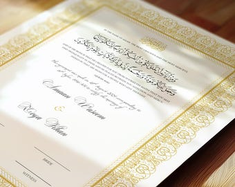 Puede incluir: Un certificado de boda blanco con un borde dorado y caligrafía árabe. El texto dice "En el nombre de Alá, el Más Misericordioso, el Más Compasivo". El certificado es para el matrimonio de Smaan Waseem y Koya Bhan el 1 de agosto de 2024.