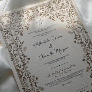 Nikah-certifikat, blommigt Nikkah-kontrakt, islamiskt bröllopskontrakt, muslimskt vigselbevis, vintageblommönster, guldfärgad blomsterkrans bild 2