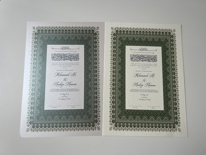 Peut inclure: Deux certificats de mariage islamiques verts et blancs avec de la calligraphie arabe et les noms "Mohammed Ali & Khadija Khanum" imprim&eacute;s dessus.