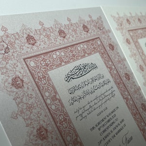Pode incluir: Um certificado de casamento isl&acirc;mico decorativo com uma borda floral rosa e branca. O texto diz "Este acordo foi feito em 18 de dezembro de 2028, correspondente a 24 de Jumada Al-Awwal 1449. Certifica o casamento de Faiza."