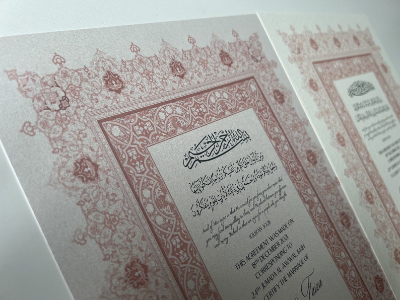 Pode incluir: Um certificado de casamento isl&acirc;mico decorativo com uma borda floral rosa e branca. O texto diz "Este acordo foi feito em 18 de dezembro de 2028, correspondente a 24 de Jumada Al-Awwal 1449. Certifica o casamento de Faiza."