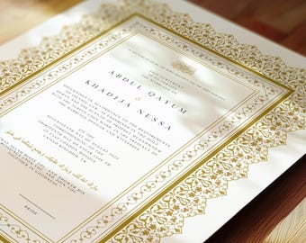 Puede incluir: Una invitación de boda blanca con bordes y texto adornados en oro. El texto dice: "Este acuerdo certifica el matrimonio de Abdul Qayum & Khadija Nessa Celebrado de acuerdo con los requisitos de la ley islámica, tal como se establece en el Sagrado Corán y la Sunnah del Profeta Mahoma, con el mahr acordado, en presencia del oficial de matrimonio y los testigos, el día diecisiete de agosto de 2023, correspondiente al día trece de Safar 1446 AH, en la Mezquita de East London, Reino Unido, Reino Unido."