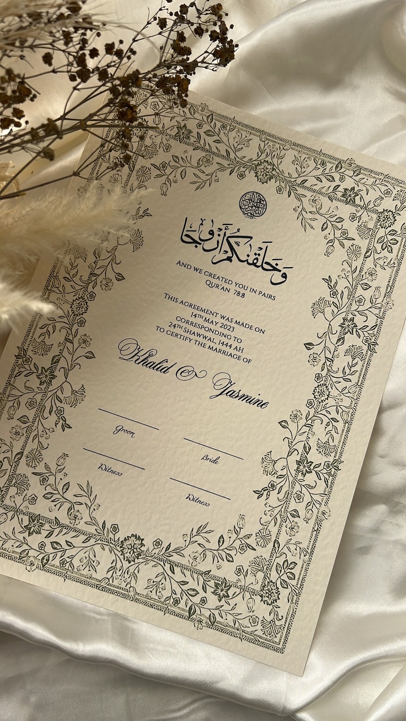 Op de afbeelding: Een decoratief huwelijkscertificaat met een sierlijke bloemrand. De tekst luidt "En Wij hebben jullie in paren geschapen, Koran 78:8". Het certificaat is gedateerd 14 mei 2023 en certificeert het huwelijk van Khalid en Jasmine.