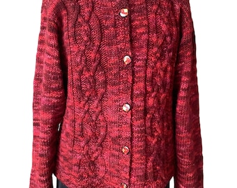 Cardigan torsadé rouge tricoté à la main.