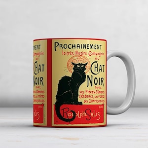 Puede incluir: Taza de cerámica blanca con un diseño rojo y dorado que presenta un gato negro y el texto "PROCHAINEMENT la très illustre Compagnie du CHAT NOIR avec ses Pièces d'OMBRES CÉLÈBRES, SES POETES SES COMPOSITEURS AVEC Rolphe Salis".