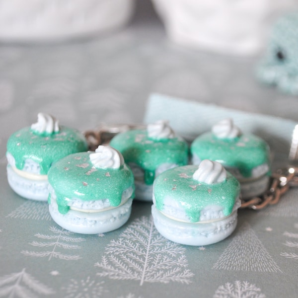 Porte clef macaron de Noël bleu turquoise givré et feuilles d'argent