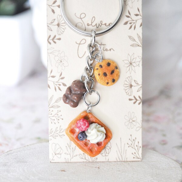 Porte clé gourmandises breloques ourson cookie gaufre myrtille framboise / Delicacies bear cookie charms blueberry raspberry waffle keyring