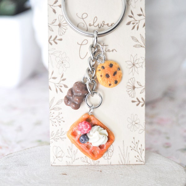 Porte clé gourmandises breloques ourson cookie gaufre myrtille framboise / Delicacies bear cookie charms blueberry raspberry waffle keyring