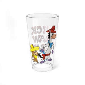 Puede incluir: Vaso transparente con personajes de dibujos animados. Un caballo blanco con sombrero de vaquero rojo y pañuelo azul está junto a un burro con sombrero amarillo. El vaso tiene la inscripción "ICK WAS".