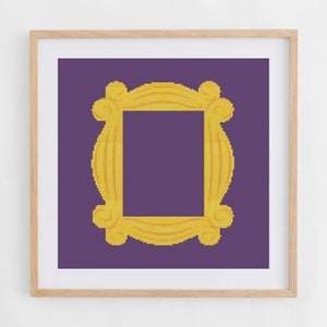 Peut inclure: Un cadre photo jaune sur fond violet. Le cadre est dans le style du cadre emblématique de la série télévisée "Friends".