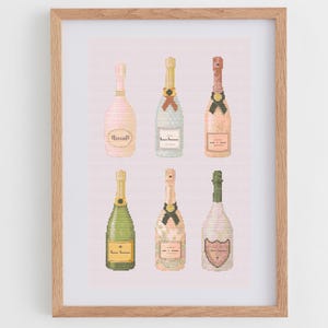 Puede incluir: Impresión enmarcada con seis botellas de champán pixeladas. Las botellas son de color rosa, verde y dorado, con lazos y etiquetas. El fondo es una cuadrícula rosa claro, y el marco es de madera.