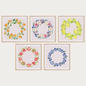 Peut inclure: Cinq peintures à l'aquarelle encadrées de couronnes faites de différents fruits et fleurs. Les couronnes sont toutes en forme de cercle et ont un fond blanc. Les couronnes sont faites d'oranges, de citrons, de figues, de fraises et de myrtilles.