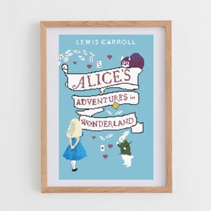 Peut inclure: Un modèle de point de croix représentant Alice au pays des merveilles. Le motif comprend Alice, le Lapin Blanc, le Chat du Cheshire, des cartes à jouer et des cœurs. Le titre est sur une bannière avec les mots "Alice's Adventures in Wonderland".
