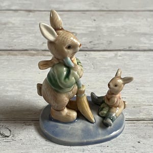 Albert Kessler ceramiczny królik trzymający miotłę obserwowany przez siedzącego małego króliczka - zabytkowa kolekcjonerska ozdoba