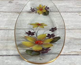 Prato de vidro oval vintage Pilkington Chance Glass com um design floral com narcisos e violetas e bordas douradas