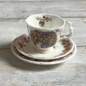 Tazza da tè in miniatura autunnale in porcellana bone china, piattino e piatto Royal Doulton Brambly Hedge di Jill Barklem, vintage