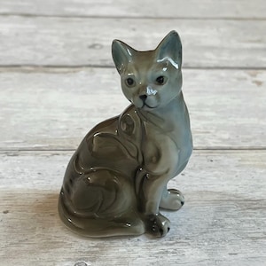Vintage kitsch ceramic sphinx Siamese cat figurine