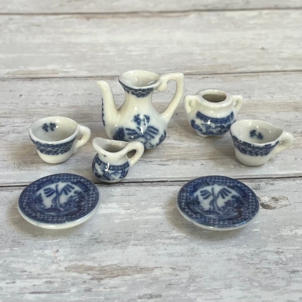 Set da tè in porcellana per bambole in miniatura da collezione con motivo vintage in salice blu e bianco