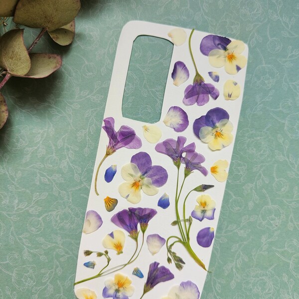 Coque de téléphone avec fleurs pressées