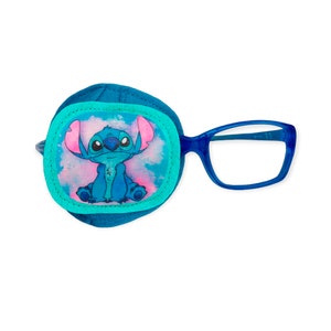 Può includere: Cerotto per l'occhio blu con uno sfondo turchese e rosa con un personaggio dei cartoni animati Stitch. Il cerotto è attaccato a un paio di occhiali in plastica blu.