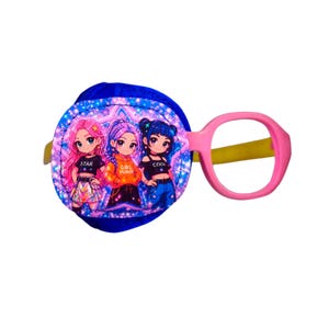 Può includere: Occhiali con montatura rosa con una benda blu raffigurante tre ragazze dei cartoni animati. Le ragazze hanno i capelli rosa, viola e blu e la benda sull'occhio ha le parole "STAR", "GIRL POWER" e "COOL".