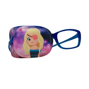 Puede incluir: Un parche para el ojo morado y rosa con una niña de dibujos animados que lleva un parche para el ojo y un corazón sobre el ojo. El parche para el ojo está unido a unas gafas de plástico azul.