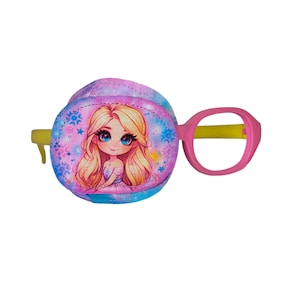 Peut inclure: Un cache-œil rose et bleu avec une fille de dessin animé aux cheveux blonds et aux yeux bleus. Le cache-œil est attaché à une paire de lunettes roses avec des branches jaunes.