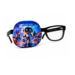 Op de afbeelding: Een bril met een zwart montuur en een blauwe stoffen ooglapje bevestigd aan één glas. Het lapje toont een kleurrijke afbeelding van een witte robot met grote blauwe ogen, staand in een stadsomgeving met oranje en blauwe verlichting.