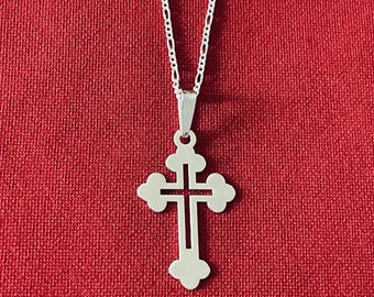 Collar minimalista de plata de ley con cruz ortodoxa: pequeño colgante cristiano con cadena Figaro.