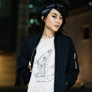 Camiseta Polymnia Polyhymnia Unissex Homens Mulheres Roupas Camisa Camiseta Deusa Grega Musa Musas Divindade Mitologia Grécia Antiga Hino Sagrado