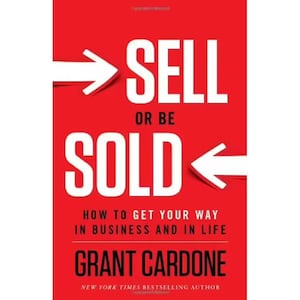 以下が含まれることがあります： 白文字で「SELL OR BE SOLD」と書かれた赤い本の表紙。矢印が反対方向を指している。その下に「HOW TO GET YOUR WAY IN BUSINESS AND IN LIFE」と「GRANT CARDONE」の文字があり、一番下に「NEW YORK TIMES BESTSELLING AUTHOR」の文字がある。