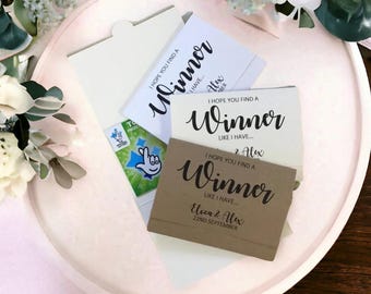 Porta tarjetas rasca y gana. Recuerdo personalizado. Idea para recuerdo de boda de We Tie the Knot. Cartera para billetes de lotería.