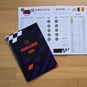 Könnte beinhalten: Ein offenes F1 Rennkalender 2026-Heft mit schwarzem Einband, der rote und violette Rauten und den Text "F1 Rennkalender 2026" zeigt. Daneben befindet sich eine Seite mit Renndetails, einschließlich einer belgischen Flagge.