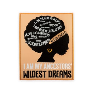 Könnte beinhalten: Rechteckiger Aufnäher mit beigem Hintergrund und schwarzer Silhouette eines Frauenprofils. Die Silhouette hat einen Afro und einen goldenen Herzohrring. Der Text enthält "I AM BLACK HISTORY", "BLACK QUEEN" und "I AM MY ANCESTORS' WILDEST DREAMS".