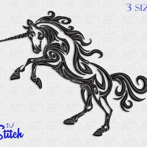 Könnte beinhalten: Schwarzweißes Stickmuster einer stilisierten Einhorn mit filigranen Details. Das Einhorn steht auf seinen Hinterbeinen mit nach vorne gerichtetem Horn. Das Design ist in drei Größen erhältlich.