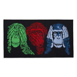 Könnte beinhalten: Ein schwarzes, rechteckiges Dekorationsstück mit drei Affen in Grün, Rot und Blau, die jeweils die Pose „nichts sehen, nichts hören, nichts sagen“ einnehmen. Die Affen sind vor einem schwarzen Hintergrund platziert.