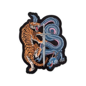 Patch termocolante bordado de batalha de espadas de tigre e dragão – Arte de tatuagem da mitologia asiática para jaquetas